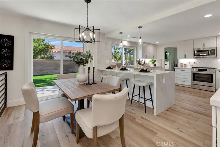 Breakfast nook & breakfast bar for casual dinng.