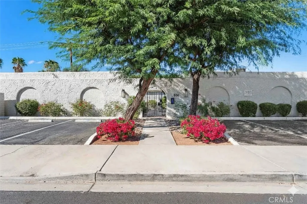 800 E Cottonwood Rd 4, Palm Springs, California 92262 home-pic-2