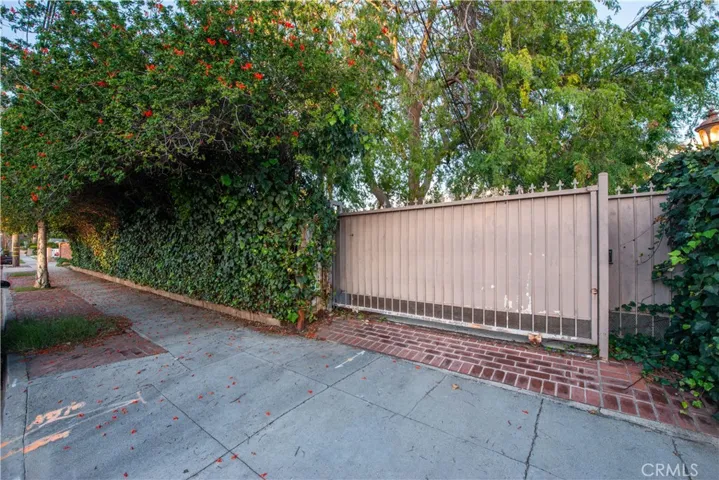 1 of 2 front privacy gates