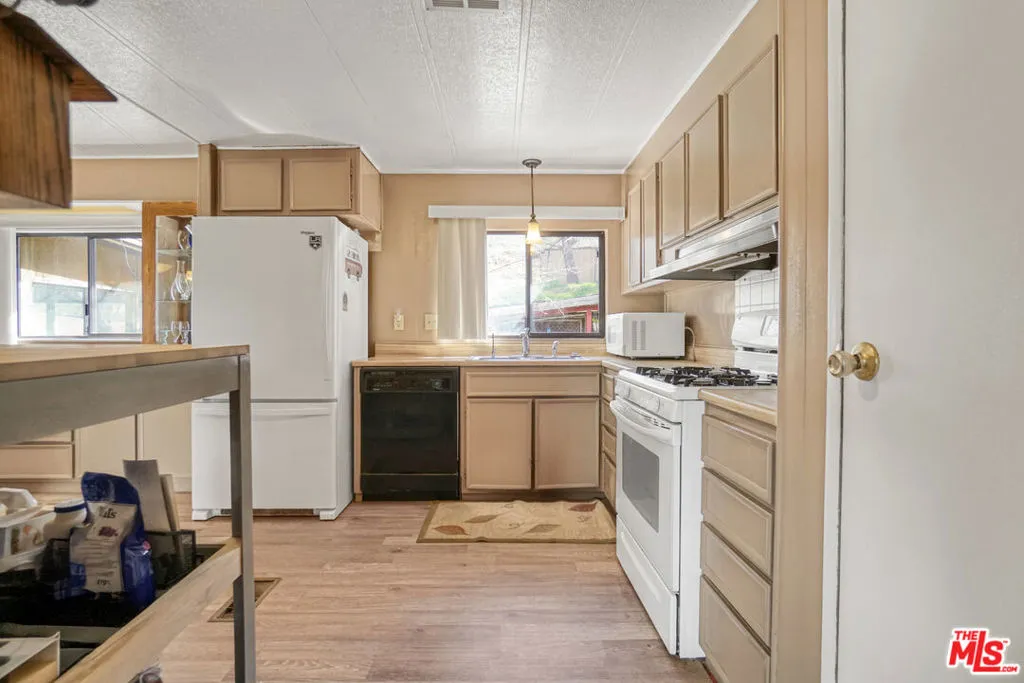 11426 Sierra Highway, Santa Clarita, California 91390 home-pic-17