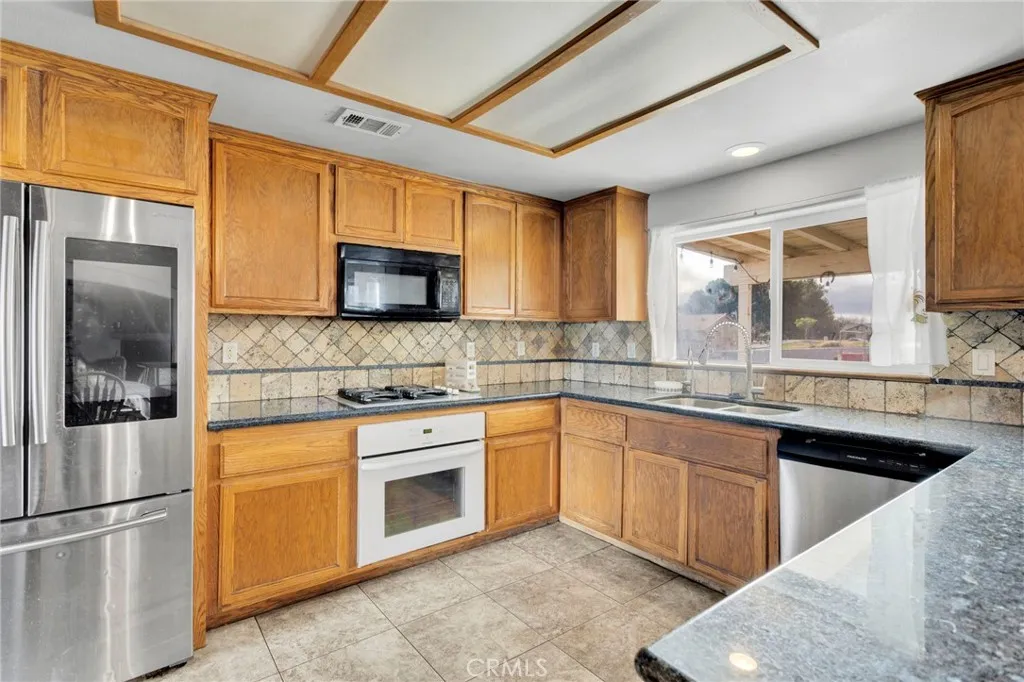 16271 Nisqualli Road, Victorville, California 92395 home-pic-8