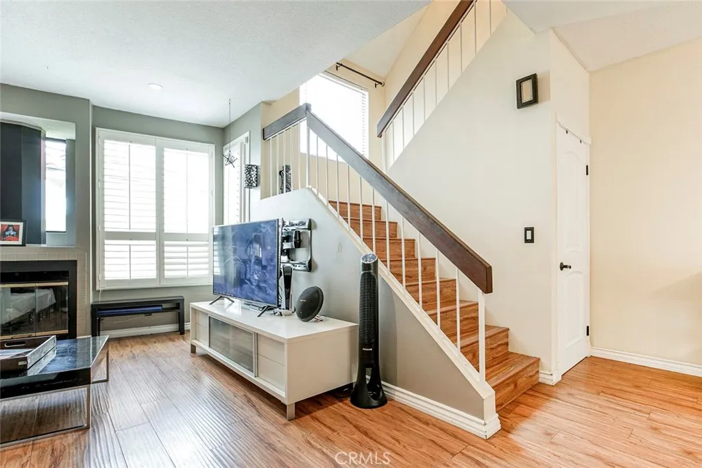 1340 Glenwood Road 4, Glendale, California 91201 home-pic-24