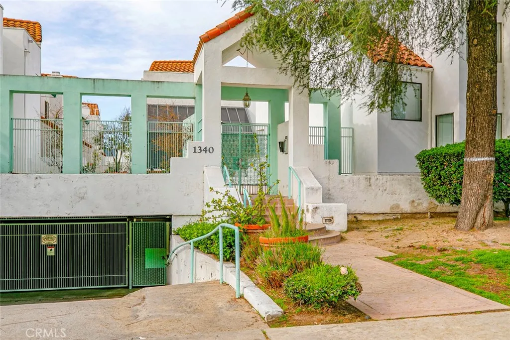 1340 Glenwood Road 4, Glendale, California 91201 home-pic-2