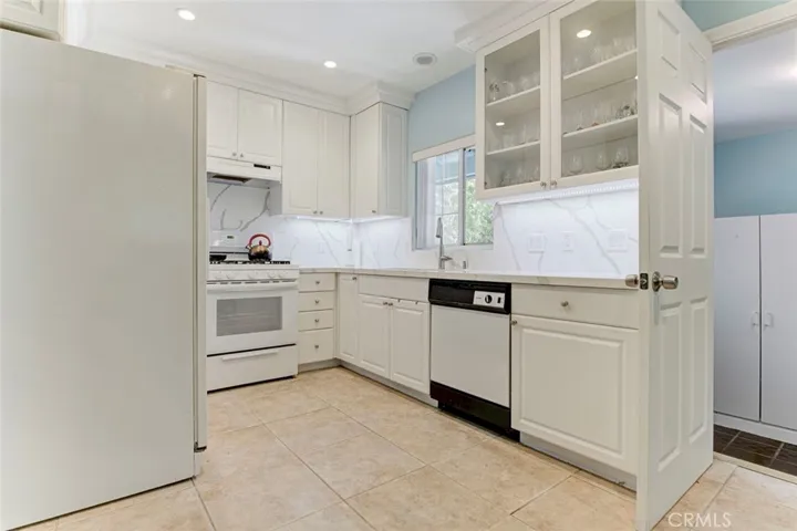 6648 Gaviota Avenue, Lake Balboa, California 91406