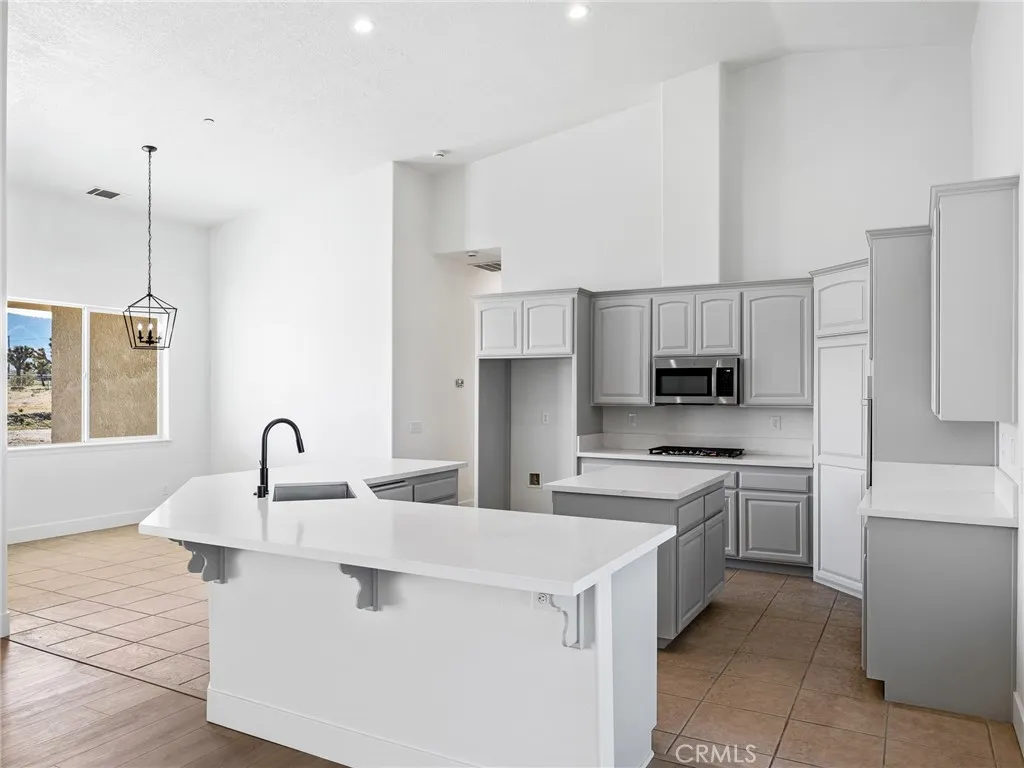 2425 Tokay, Phelan, California 92371 home-pic-11