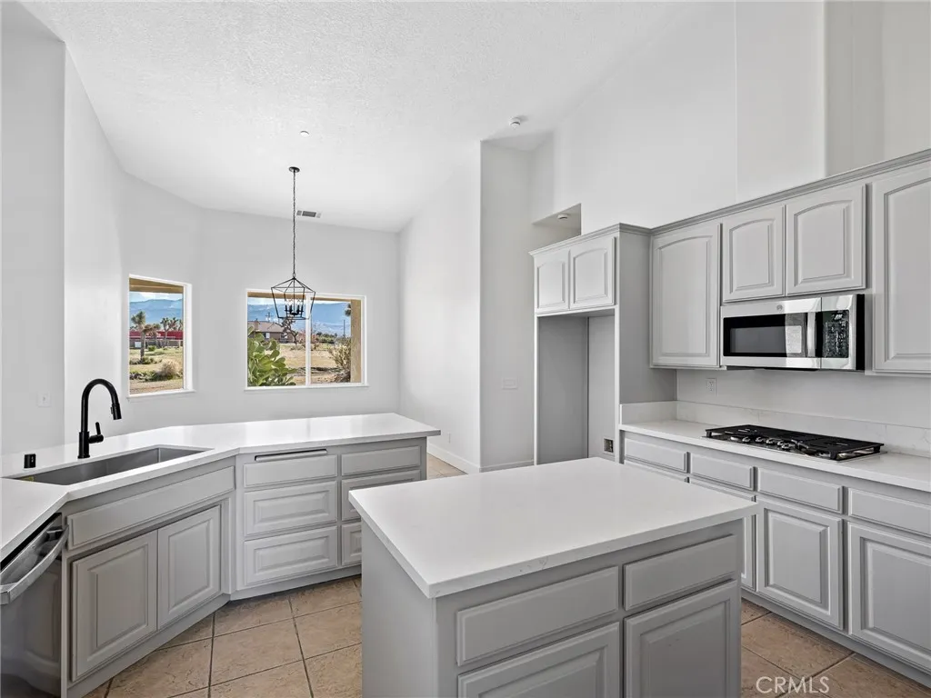 2425 Tokay, Phelan, California 92371 home-pic-13