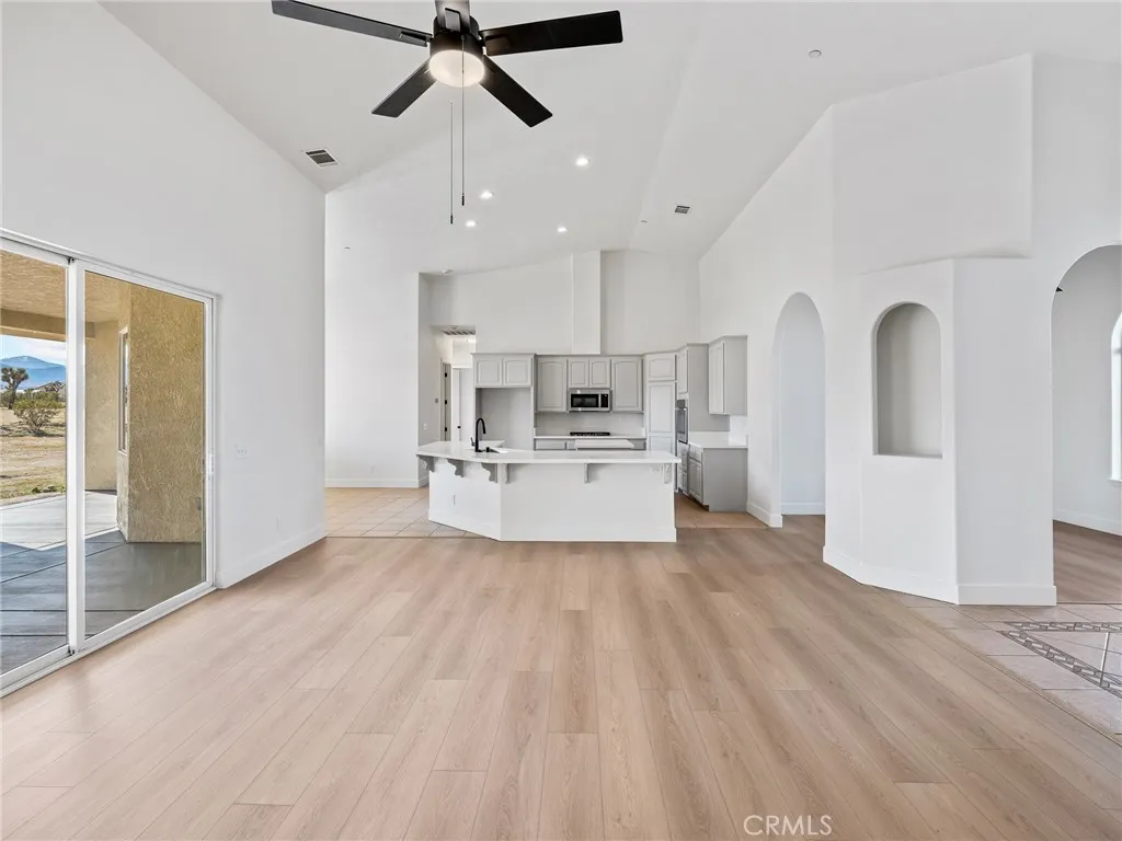 2425 Tokay, Phelan, California 92371 home-pic-4
