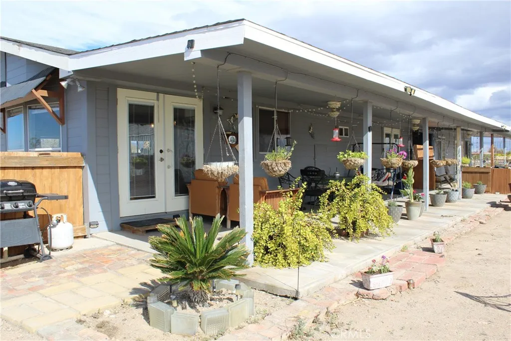 large covered patio that can be partitioned from the casita