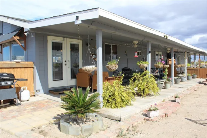 large covered patio that can be partitioned from the casita