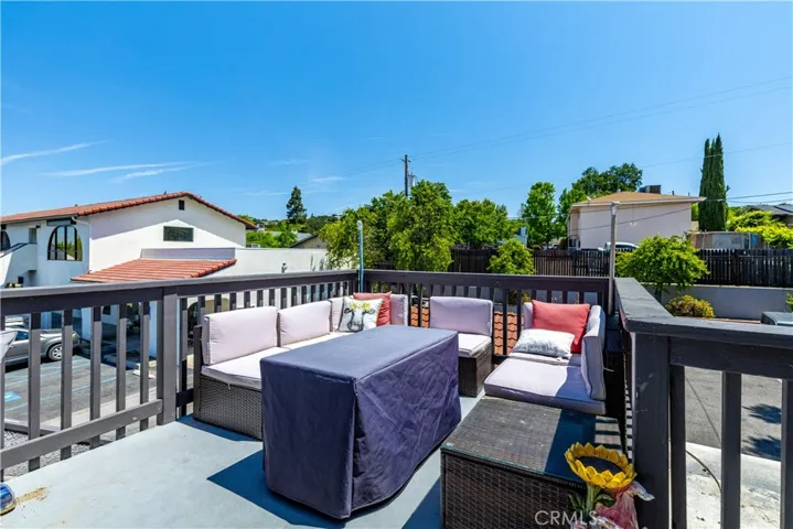 BBQ and plenty seating space great for entertaining.