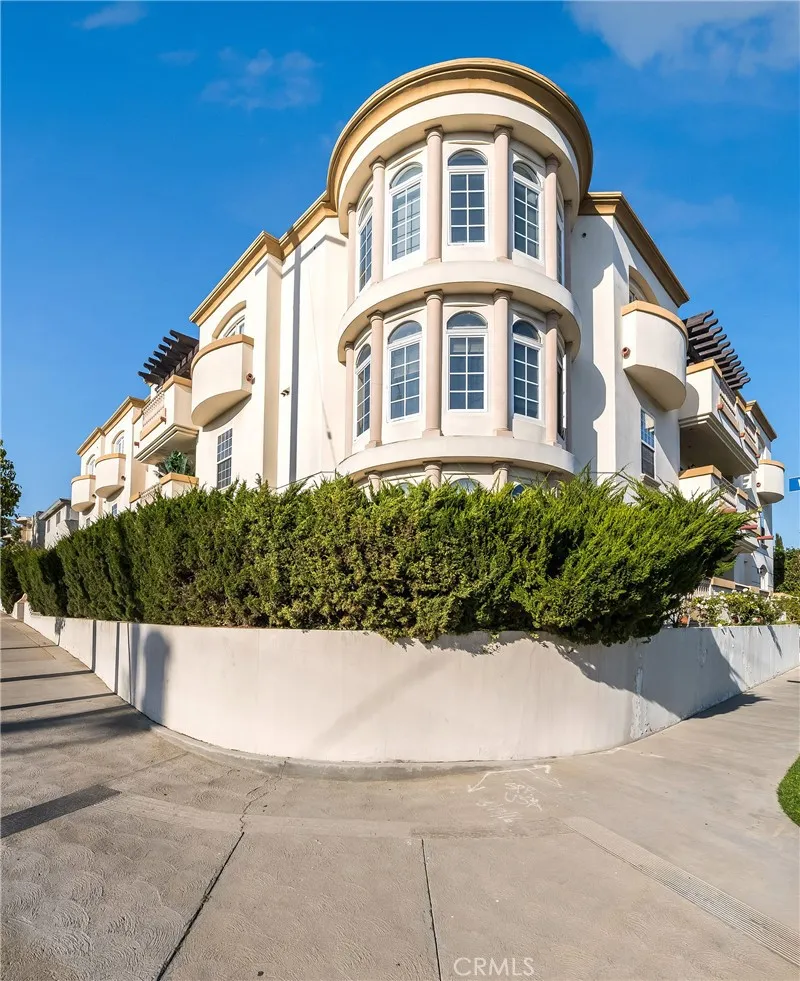 4832 Whitsett Avenue 305, Valley Village, California 91607 home-pic-22