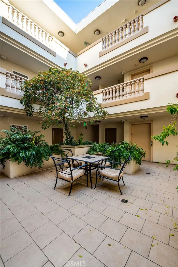 4832 Whitsett Avenue 305, Valley Village, California 91607 home-pic-4