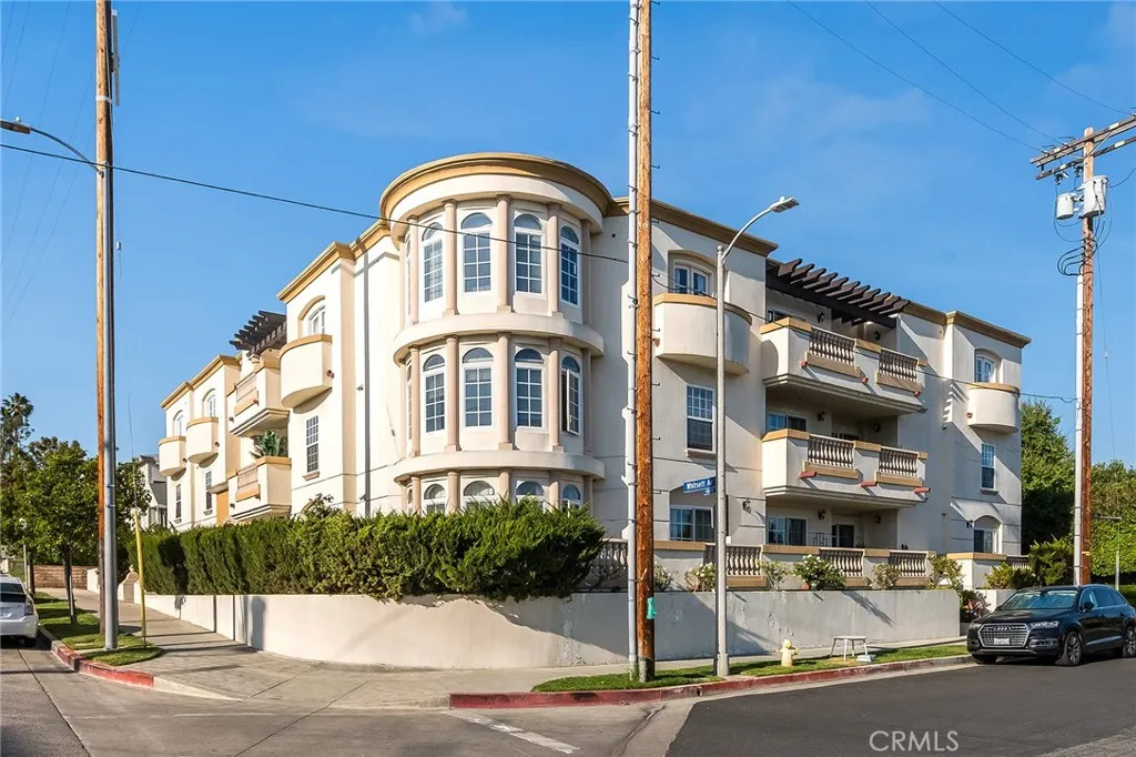 4832 Whitsett Avenue 305, Valley Village, California 91607 home-pic-2