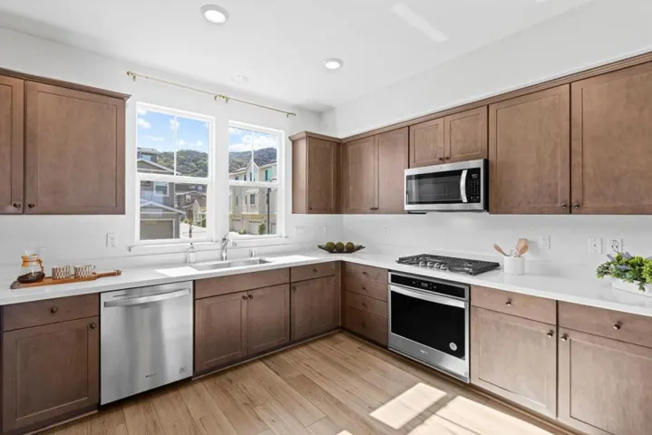 Modern finishes add character and style to the well-equipped kitchen.