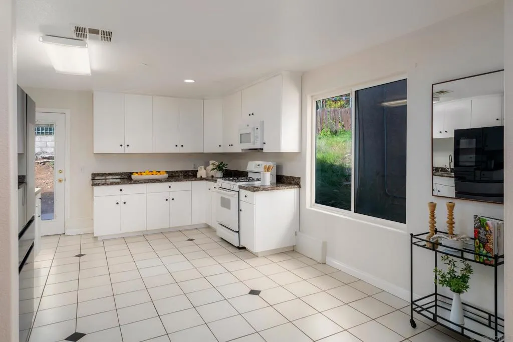 1626 La Presa Ave, Spring Valley, California 91977 home-pic-15
