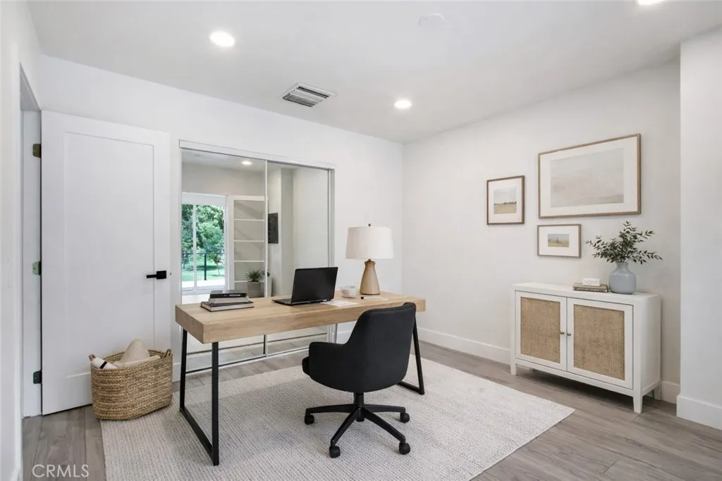 4061 Maplewood Pl, Riverside, California 92506 home-pic-16