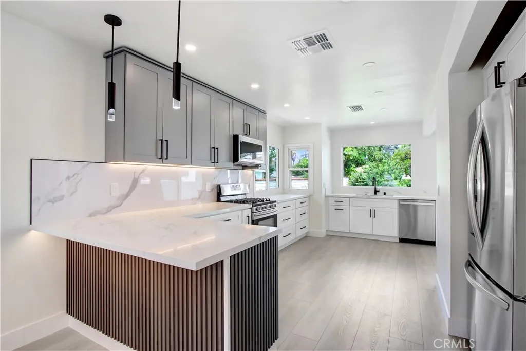 4061 Maplewood Pl, Riverside, California 92506 home-pic-9
