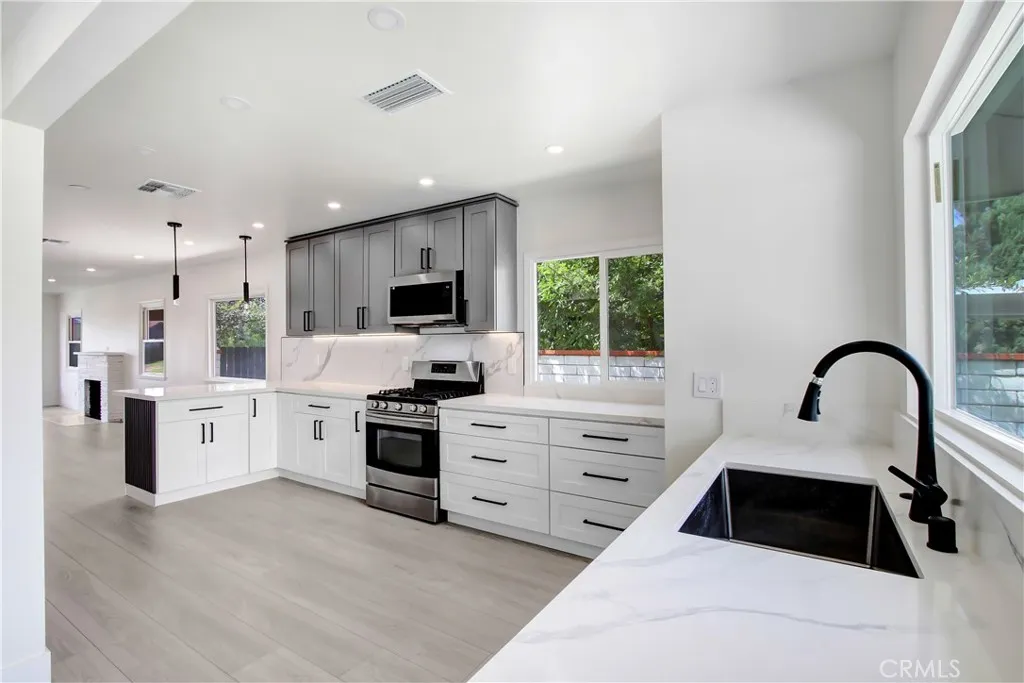 4061 Maplewood Pl, Riverside, California 92506 home-pic-12