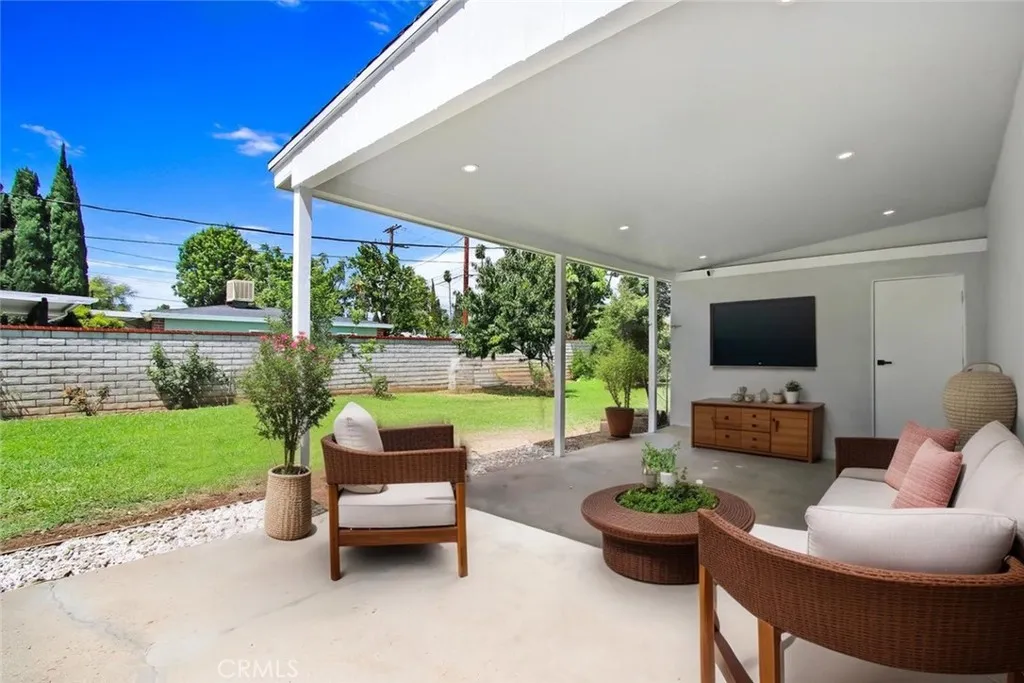 4061 Maplewood Pl, Riverside, California 92506 home-pic-26