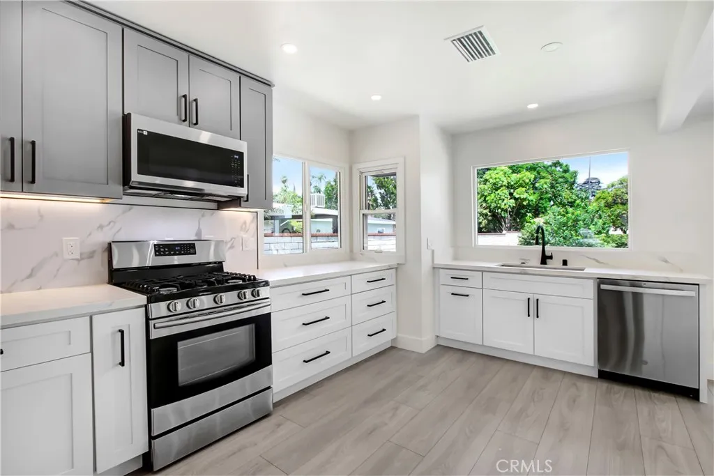 4061 Maplewood Pl, Riverside, California 92506 home-pic-10