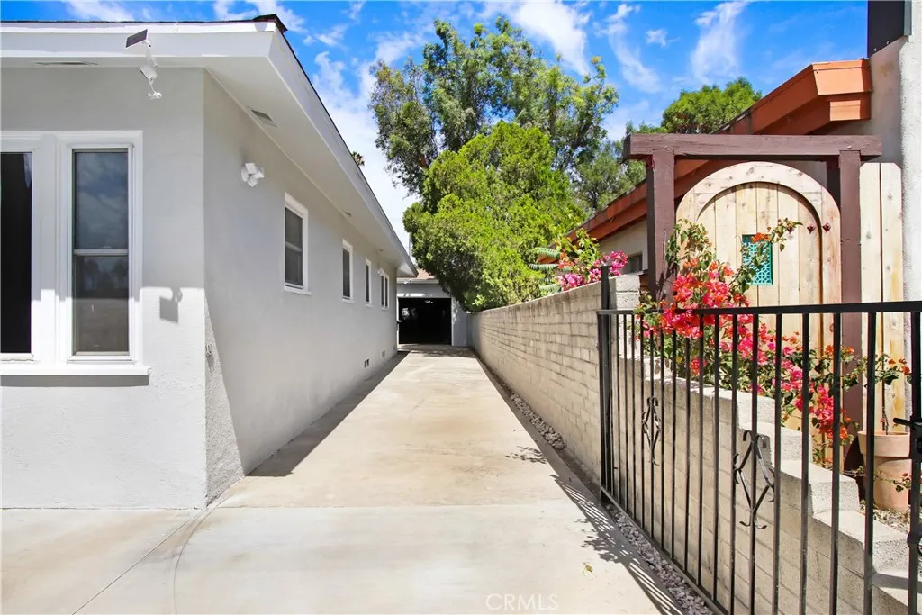 4061 Maplewood Pl, Riverside, California 92506 home-pic-33