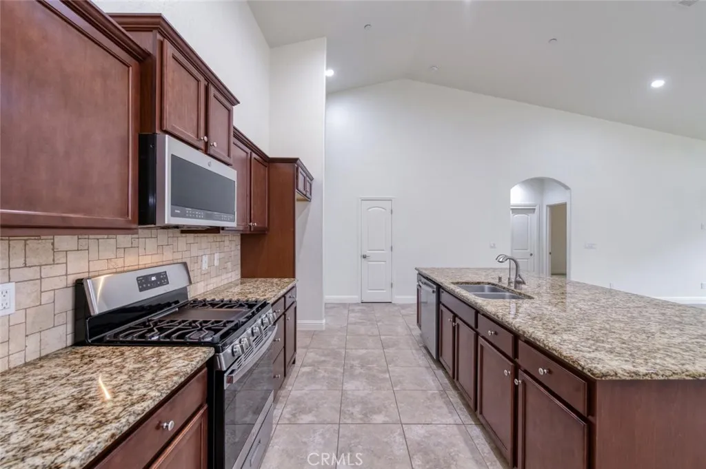 6808 W Lucas, Fresno, California 93722 home-pic-11