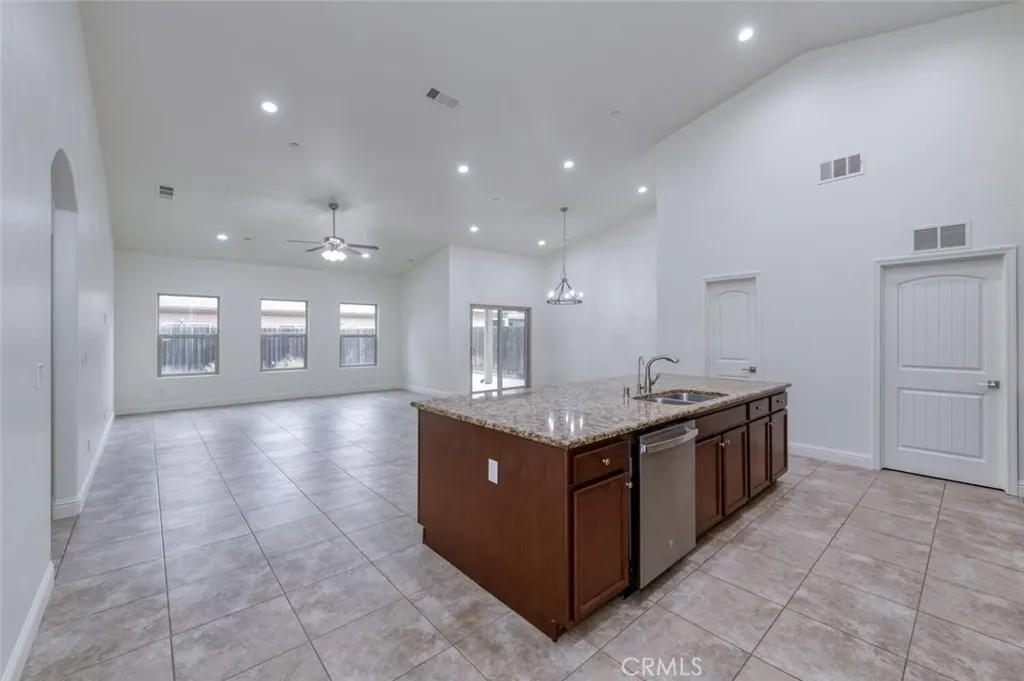 6808 W Lucas, Fresno, California 93722 home-pic-4