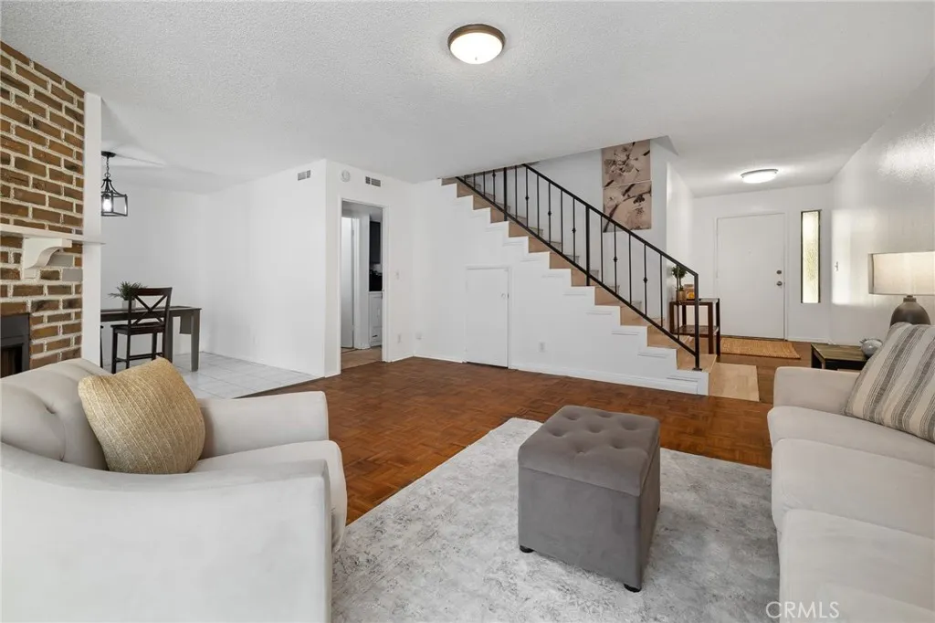 13534 Cordary Avenue 14, Hawthorne, California 90250 home-pic-2