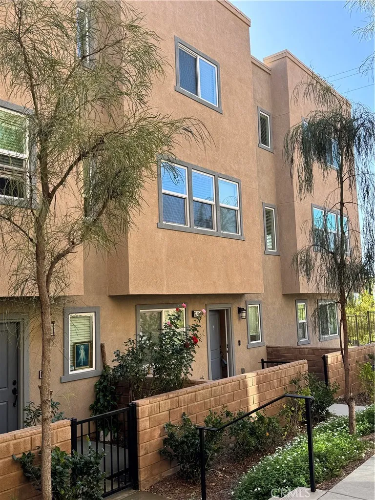 12745 Watt Lane B, Sylmar, California 91342 home-pic-2