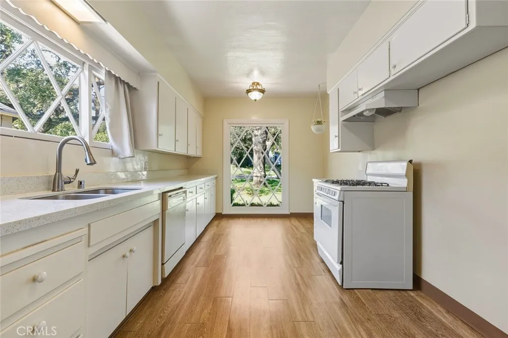 2038 Oakwood Street, Pasadena, California 91104 home-pic-12