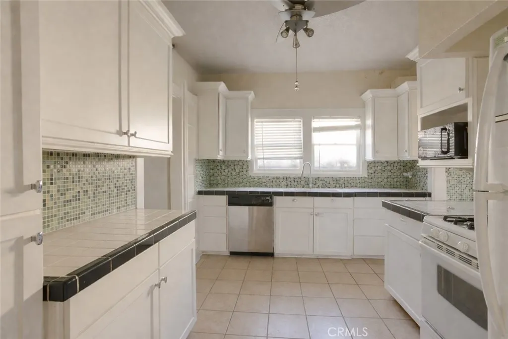 925 S Grand Avenue, San Pedro, California 90731 home-pic-1