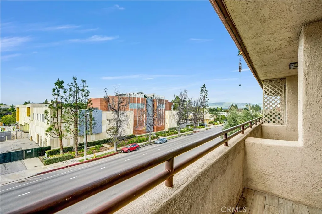 5412 Lindley Avenue 325, Encino, California 91316 home-pic-31