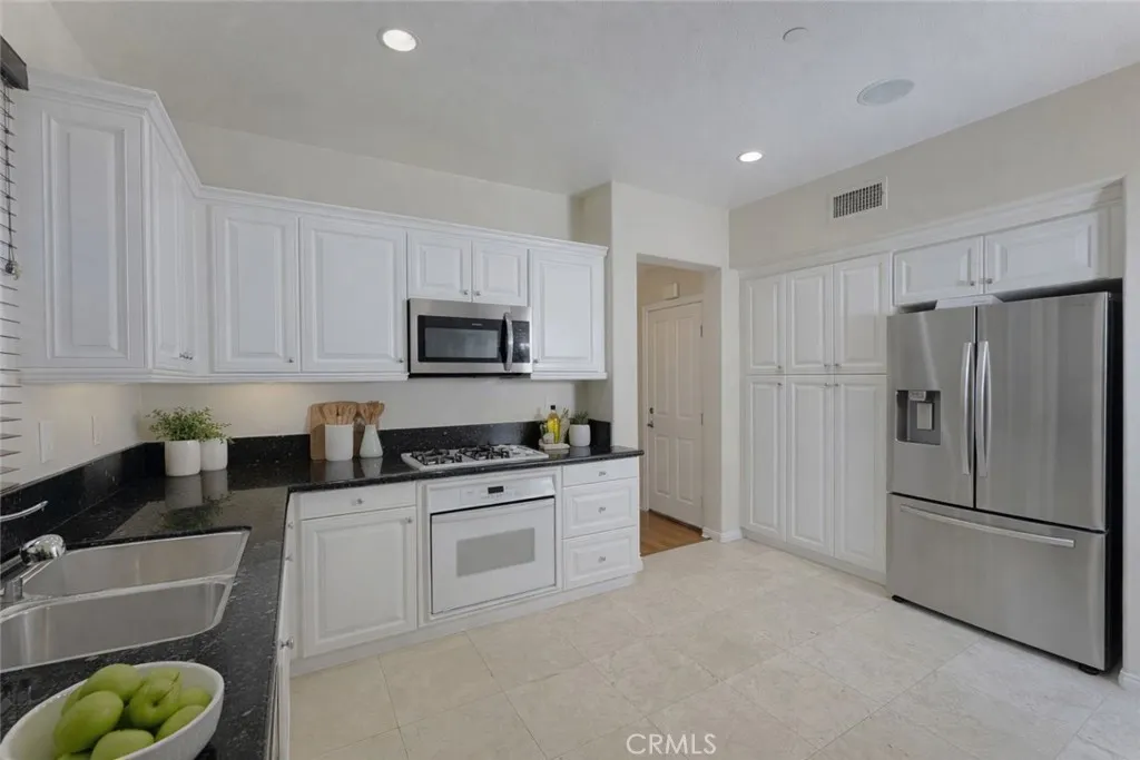 Kitchen (virtually staged)