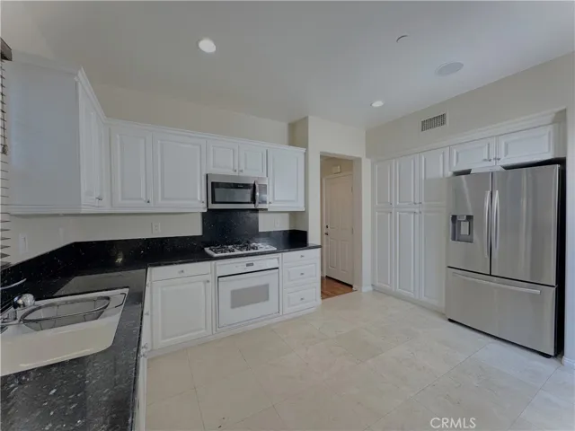 Kitchen (un staged)