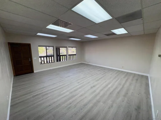 800 SF divisible Office Suite - into 2 separate 400 SF offices