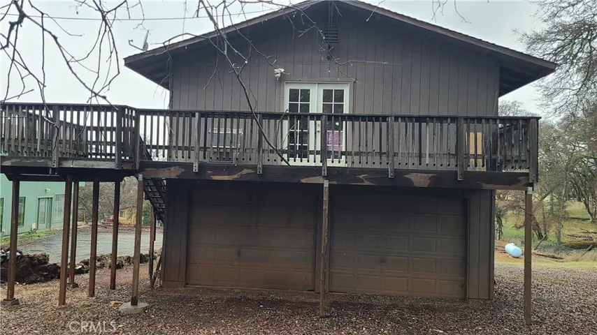 Detatched 1-bedroom 1bath apt over 2 car garage