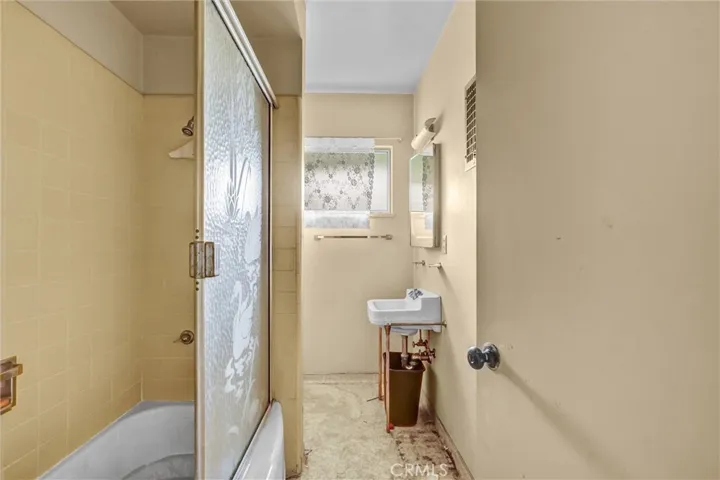 Bathroom (next to laundry)