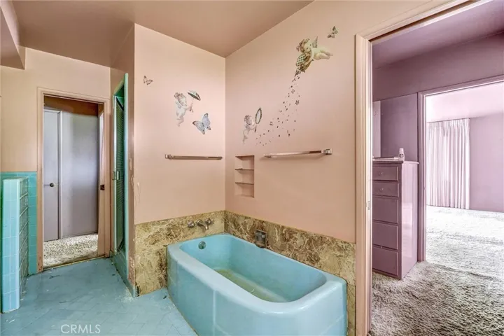 bathroom en suite (primary bedroom)