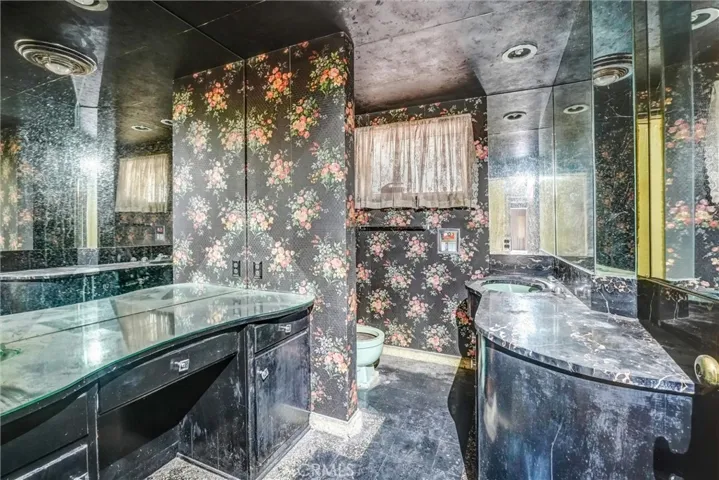 bathroom (by front door)