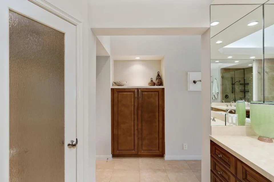 229 DE linen closet