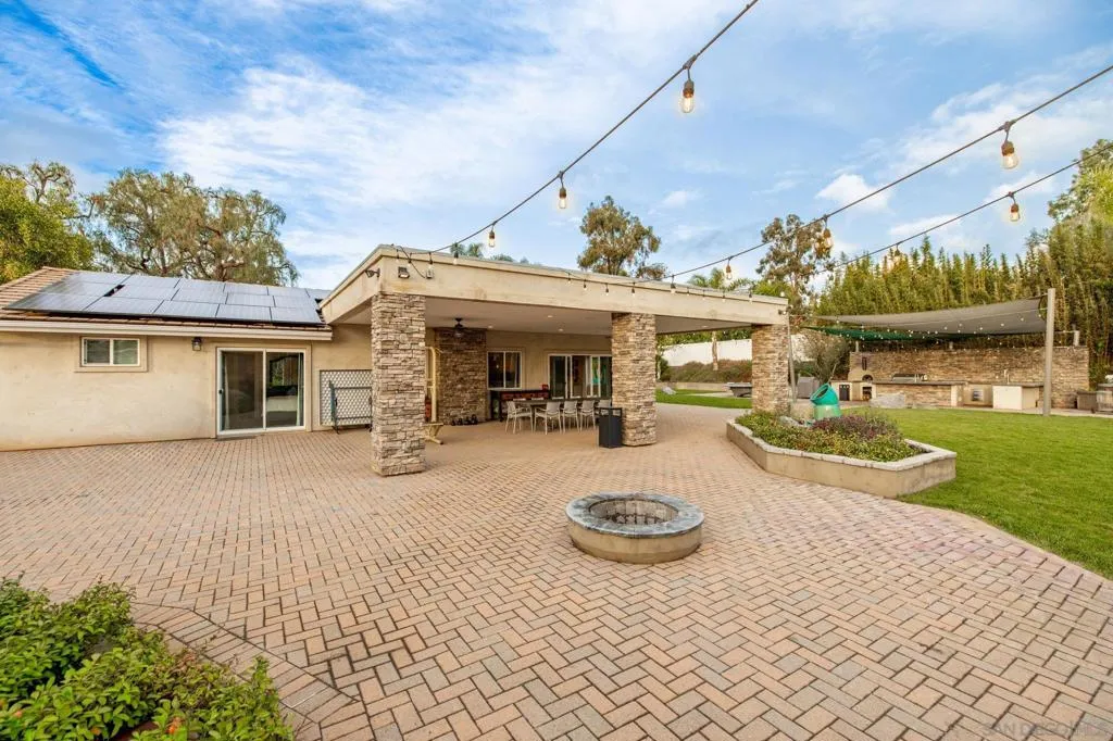 1441 E Taylor St, Vista, California 92084 home-pic-24
