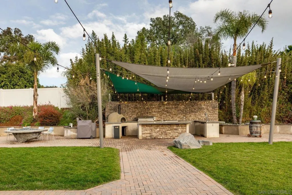 1441 E Taylor St, Vista, California 92084 home-pic-20