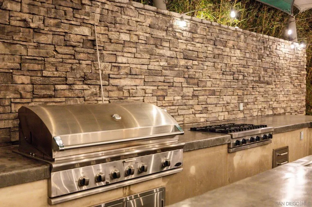 1441 E Taylor St, Vista, California 92084 home-pic-10