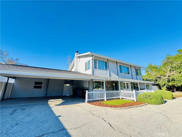 Circular drive with ample parking