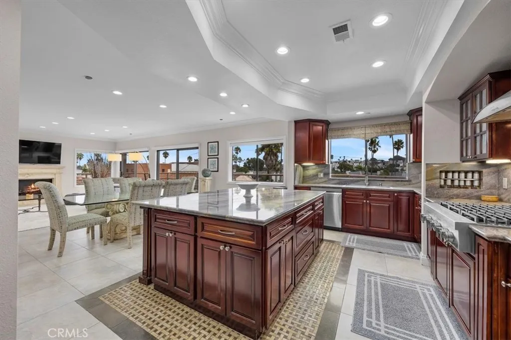 512 Esplanade 303, Redondo Beach, California 90277 — photo 5