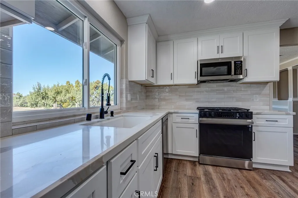6572 Merced, Oak Hills, California 92344 home-pic-17