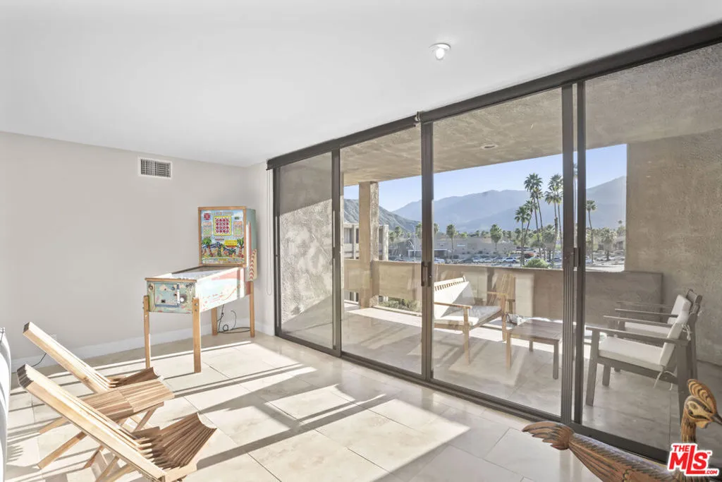 1630 S La Reina Way 3a, Palm Springs, California 92264 home-pic-14