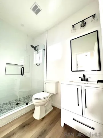 Bath 2 4928 Muir Ave