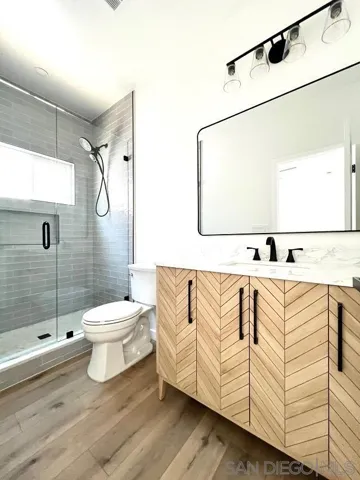 Bath 2 4928 Muir Ave