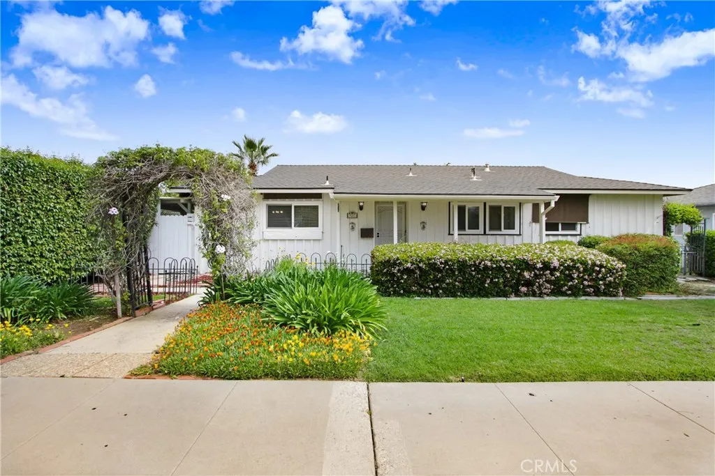 927 Alta Loma Drive, Corona, California 92882 home-pic-1